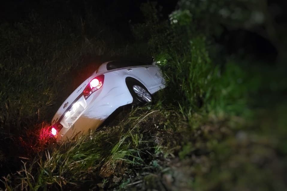 Adolescente na fuga, caiu em valeta (Foto: Polícia Militar)