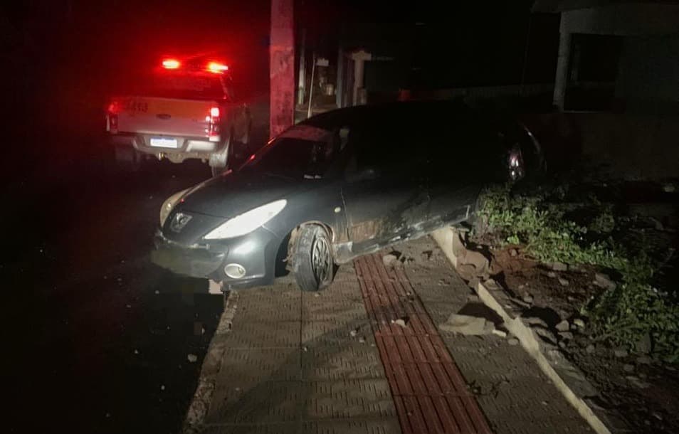 Condutor envolveu-se em dois acidente e sumiu (Foto: Polícia Militar Rodoviária)