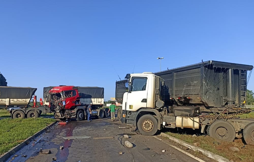 Veículos ficaram bastante destruídos (Foto: Corpo de Bombeiros)