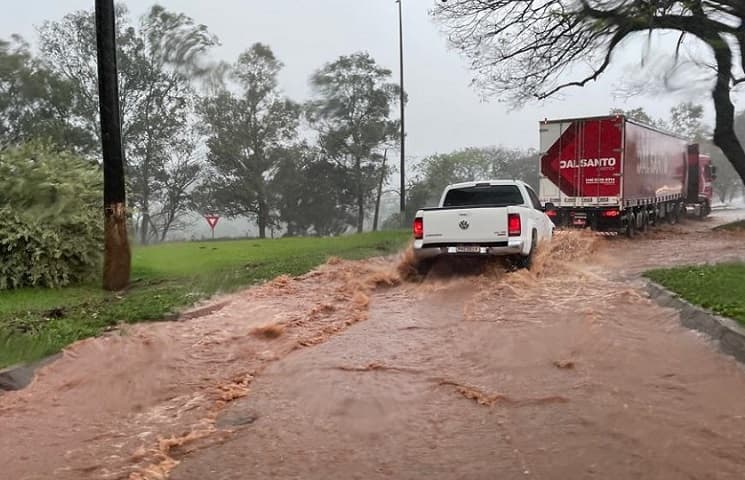 Fortes chuvas em Pinhalzinho (Foto: Henrique Paulo Koch)