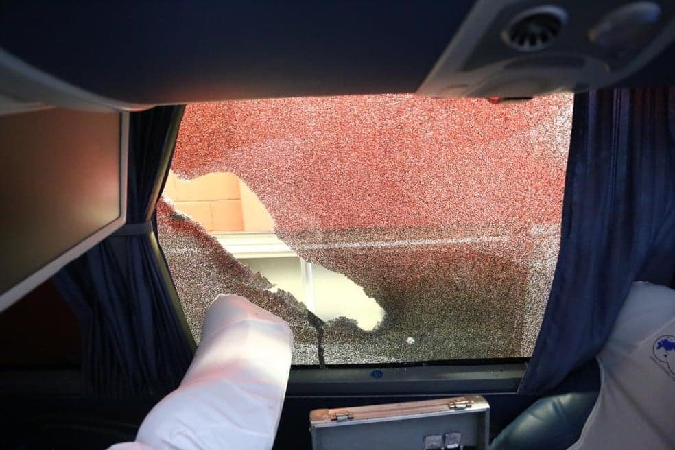 Pedra quebra janela de ônibus do Inter (Foto: Arquivo Pessoal)
