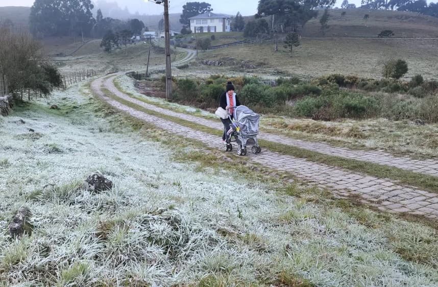 Moradora caminha em meio à paisagens brancas (Foto: Mycchel Legnaghi)