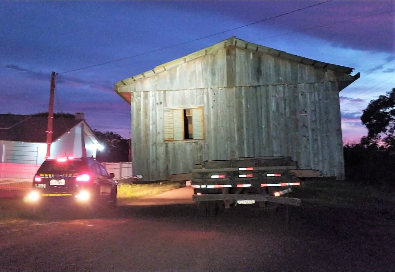 Saiu de casa e levou a residência junto (Foto: PRF)
