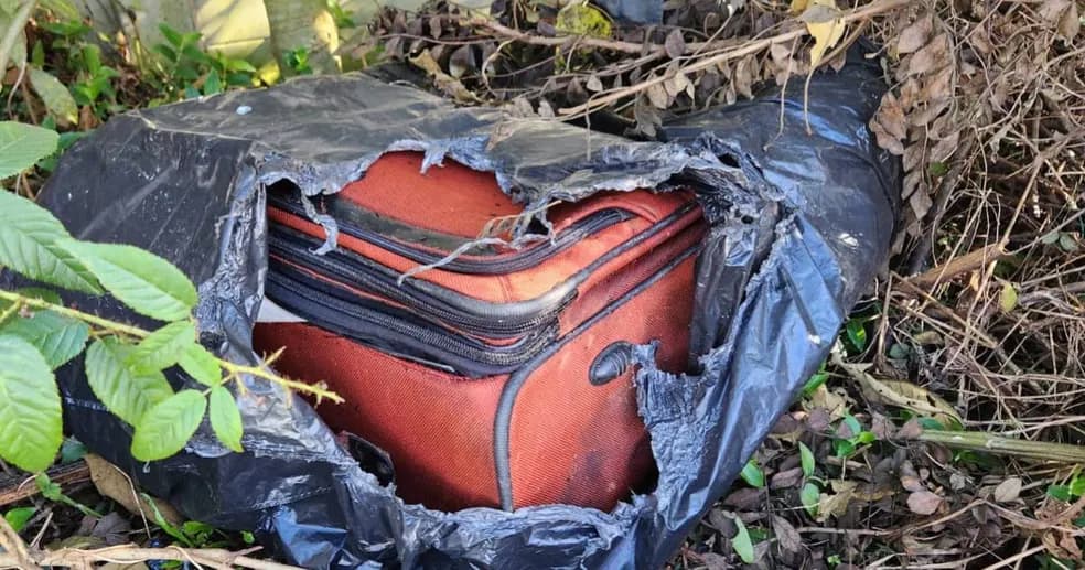 Corpo estava dentro de mala envolvida em saco plástico (Foto: Tatiane Staniski)