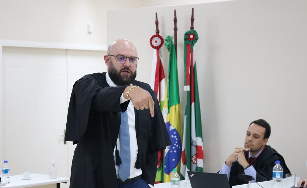 Advogado de defesa no julgamento (Foto: Henrique Paulo Koch)