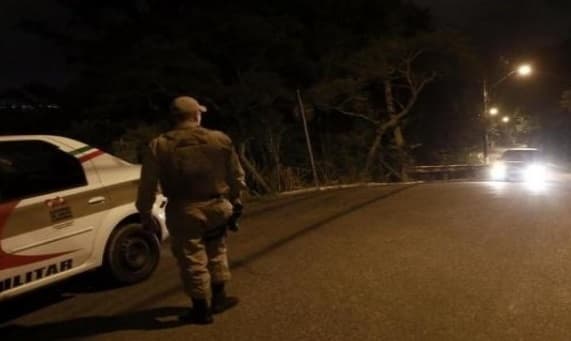 Idoso tinha tomado uns "goles" (Foto: Polícia Militar)