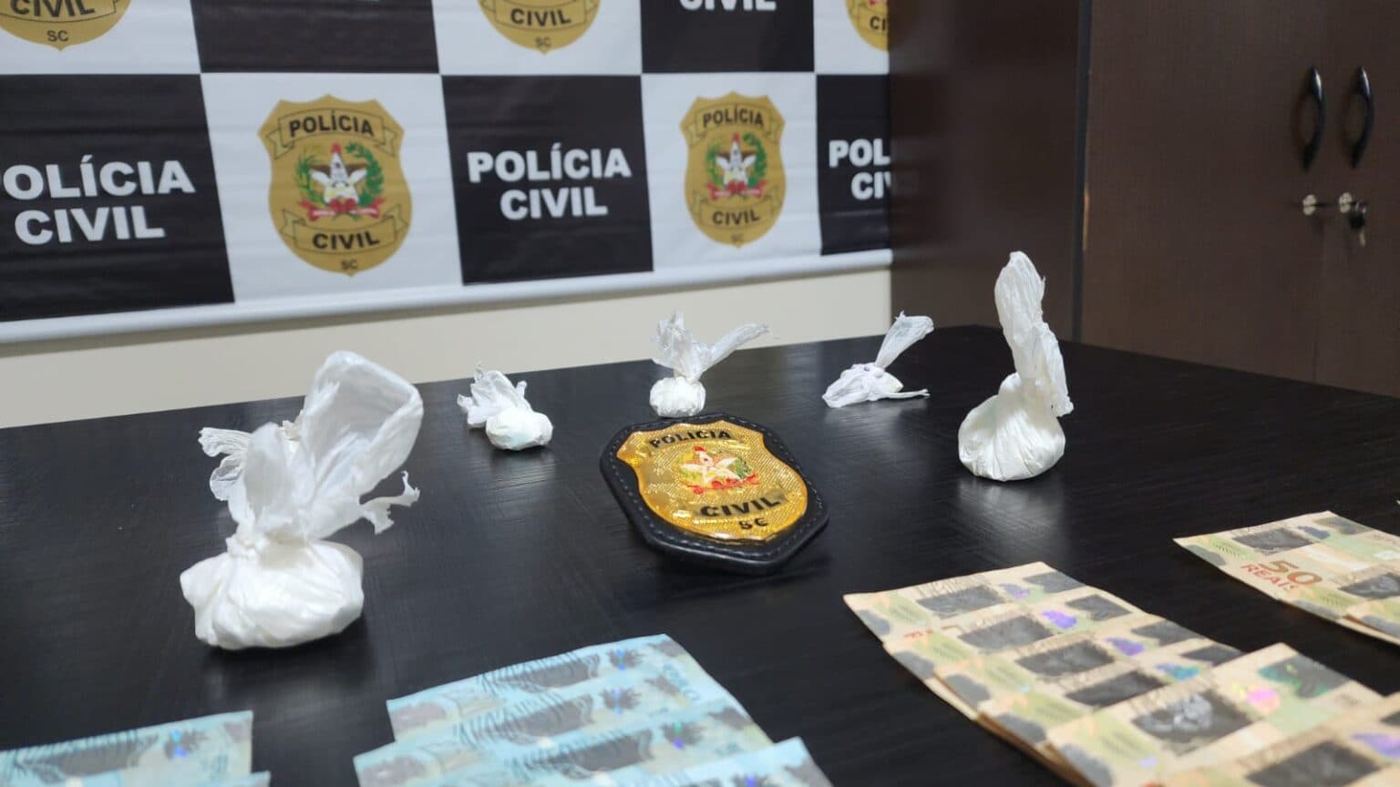 Droga foi encontrada através de revista pessoal (Foto: Polícia Civil)