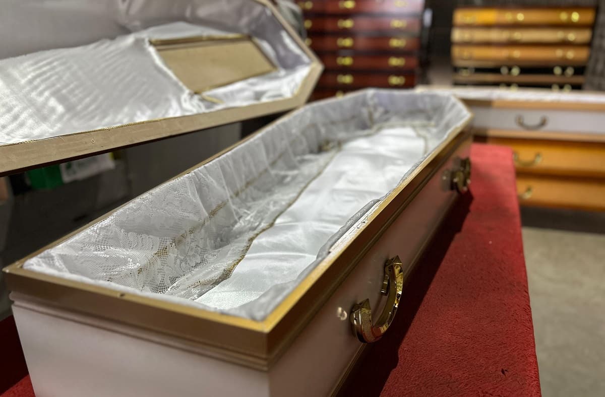 Fábrica produz 70 caixões por dia em Modelo