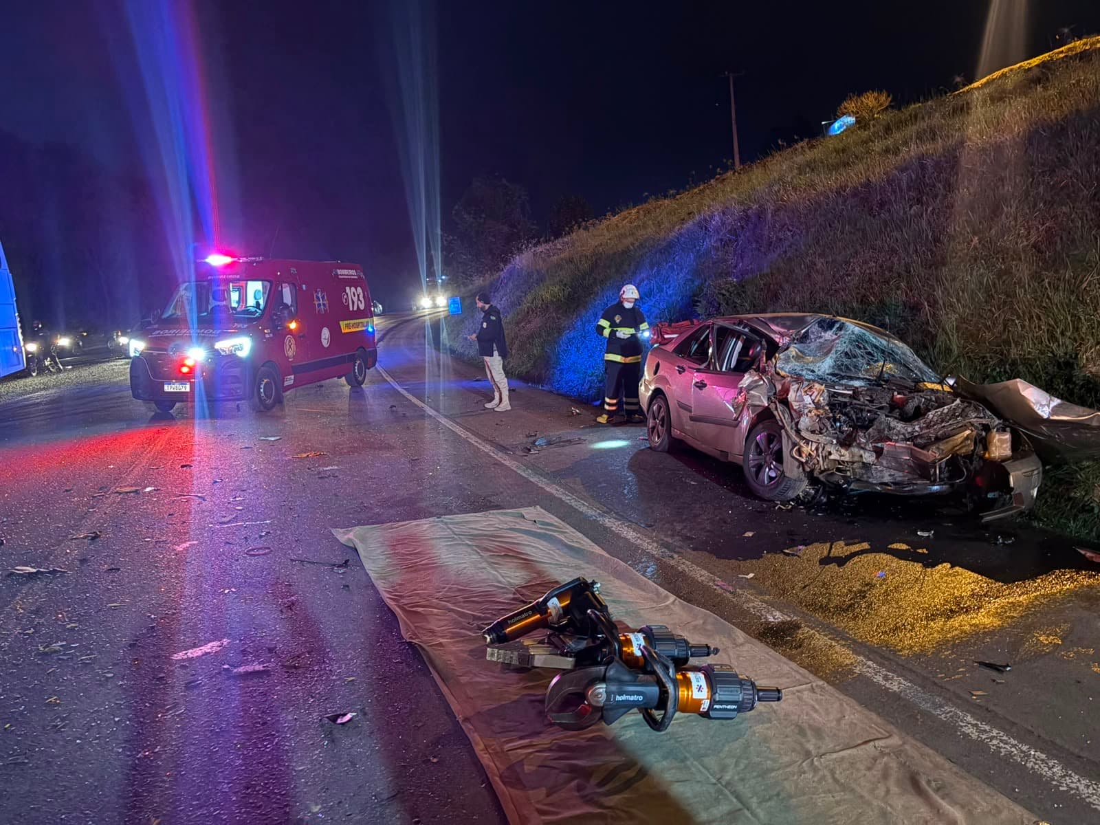 Carro onde a vítima estava teve a frente totalmente destruída (Foto por Atual FM)