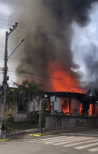 Chamas destruíram comércios (Foto por Divulgação)
