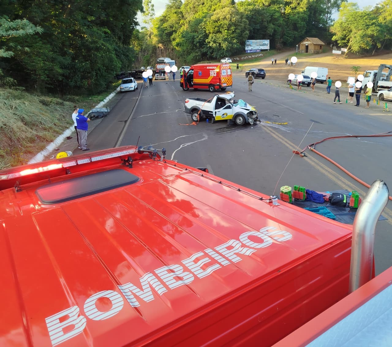 Acidente na BR-282 mobilizou equipes de resgate e deixou vítimas feridas, incluindo uma pessoa presa às ferragens em estado grave (Foto por Divulgação)