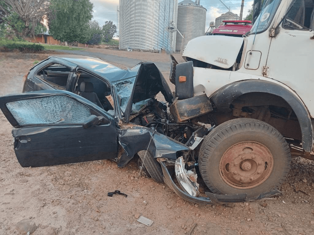 Batida frontal envolveu carro e caminhão (Foto por Polícia Militar Rodoviária)