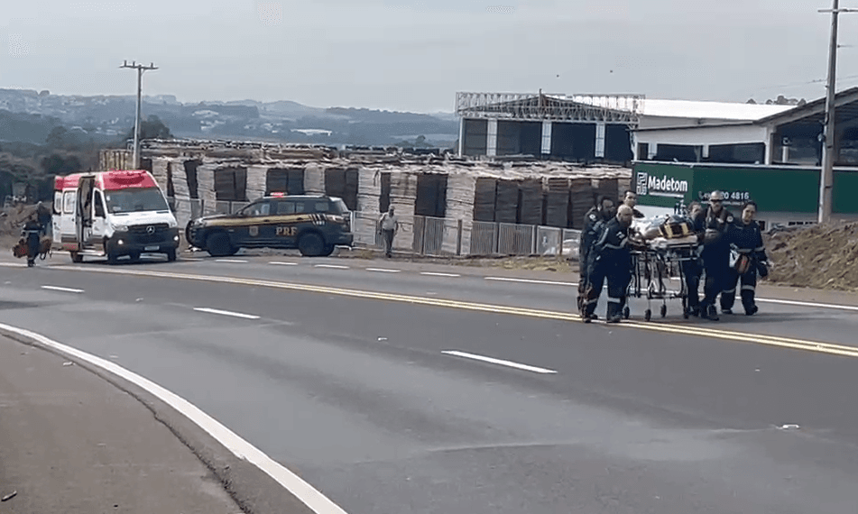Atendimento feito no local da colisão (Foto por Divulgação)