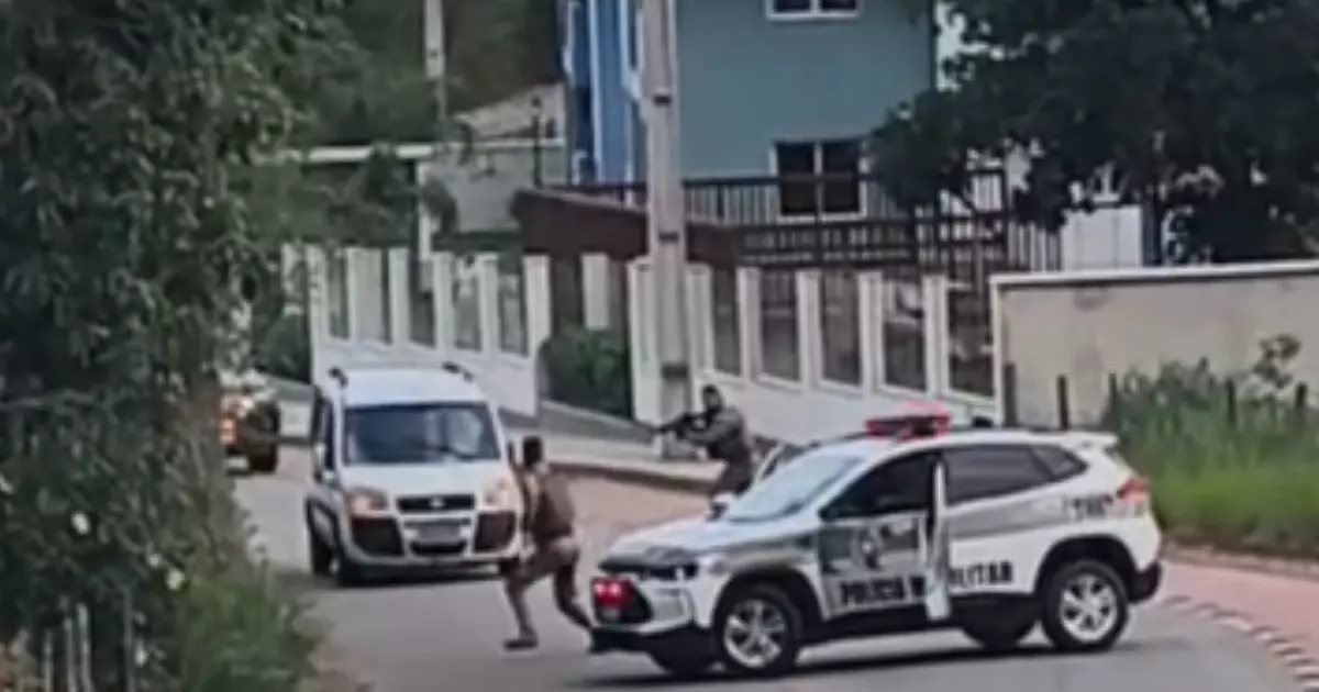 Para evitar serem atropelados, os agentes precisaram se deslocar rapidamente para fora da pista (por Divulgação)