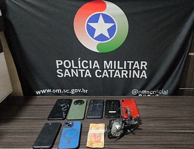 PM apreende sete celulares além de 50 gramas de cocaína