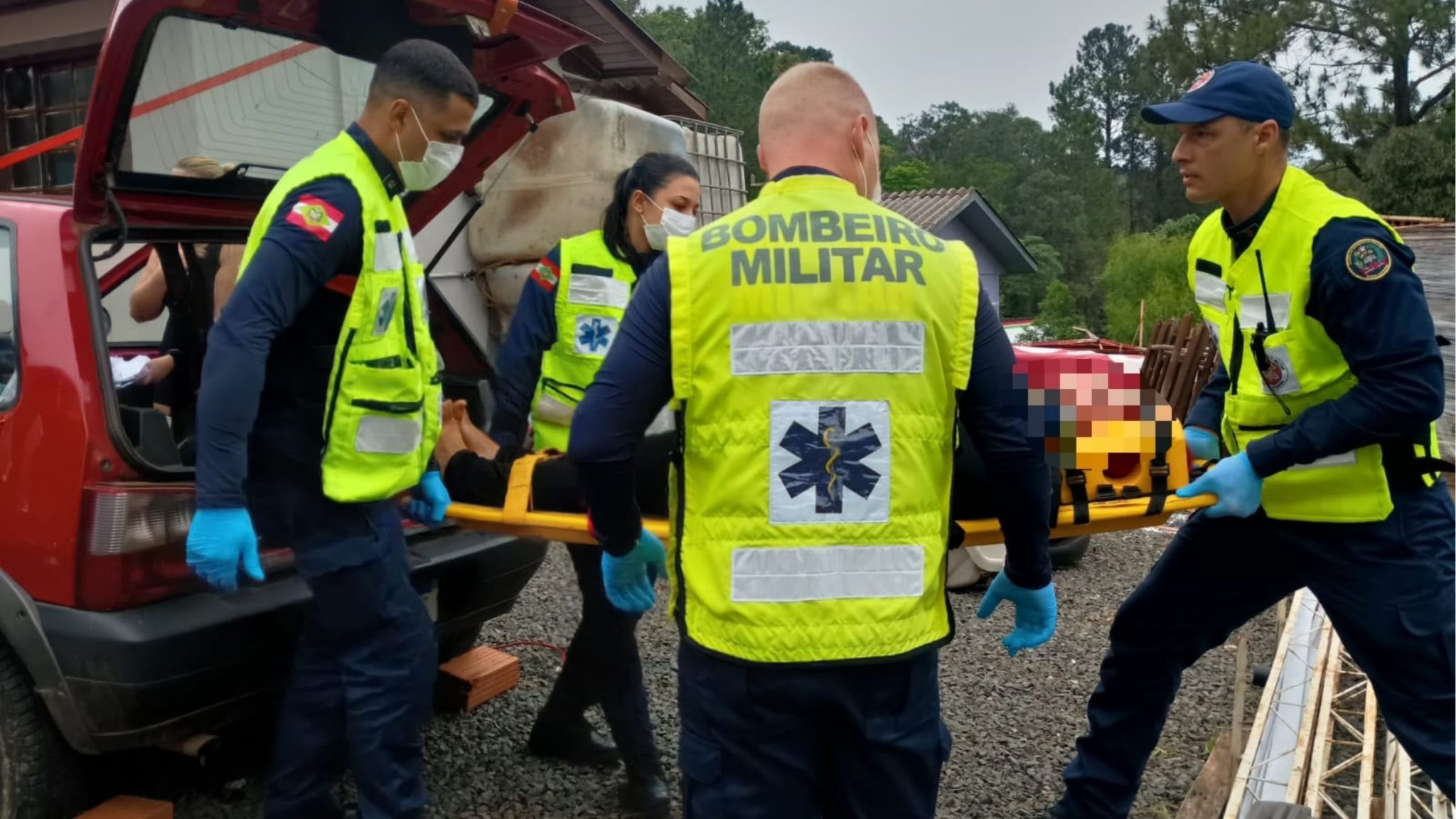 Duas crianças são arremessadas de carro em acidente em SC