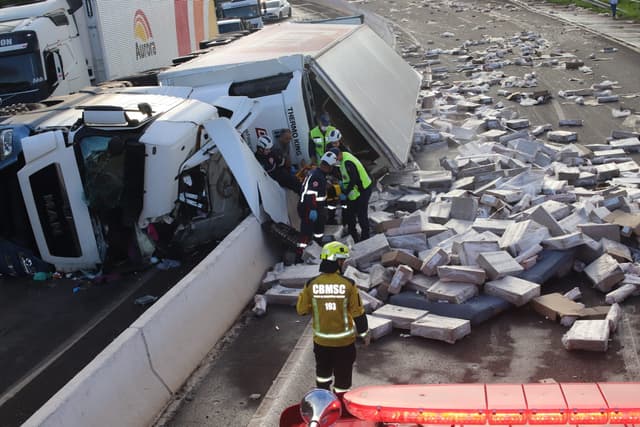 Carga de frios se espalha na BR-282 após tombamento de carreta em Xanxerê