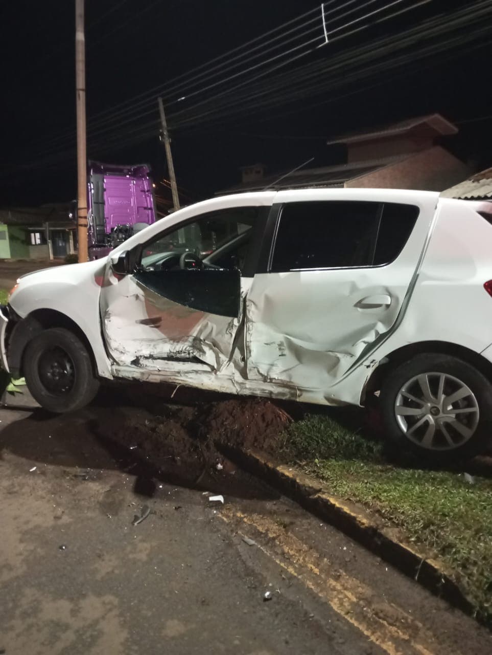Motorista é atingido em colisão lateral e condutor envolvido foge do local em Seara (Foto por Divulgação CBM)
