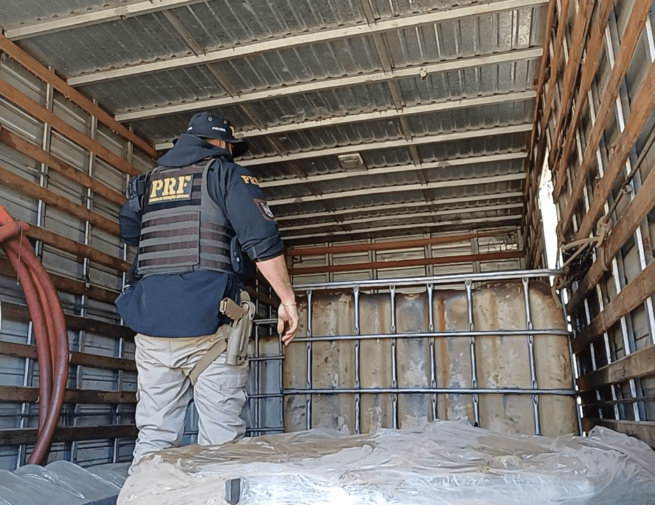 PRF 'fareja' carga irregular de 4 mil litros de combustível