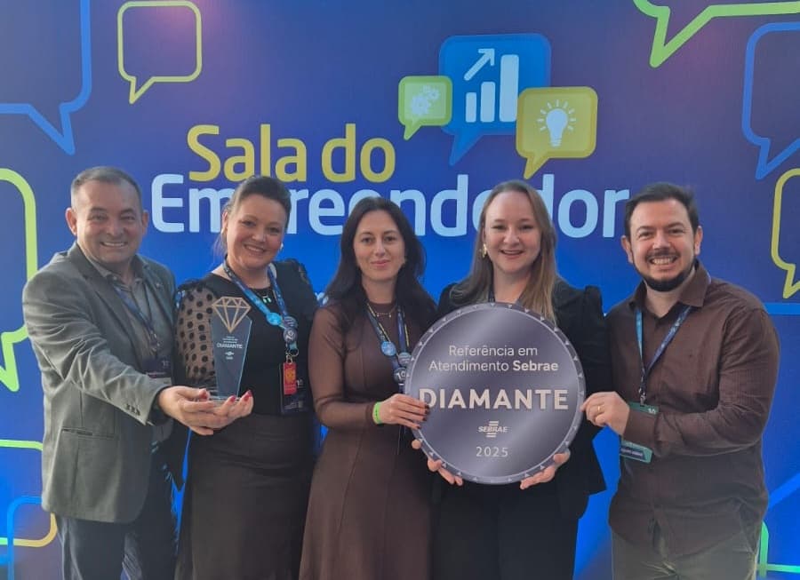 Equipe recebeu a premiação (Foto por Divulgação)