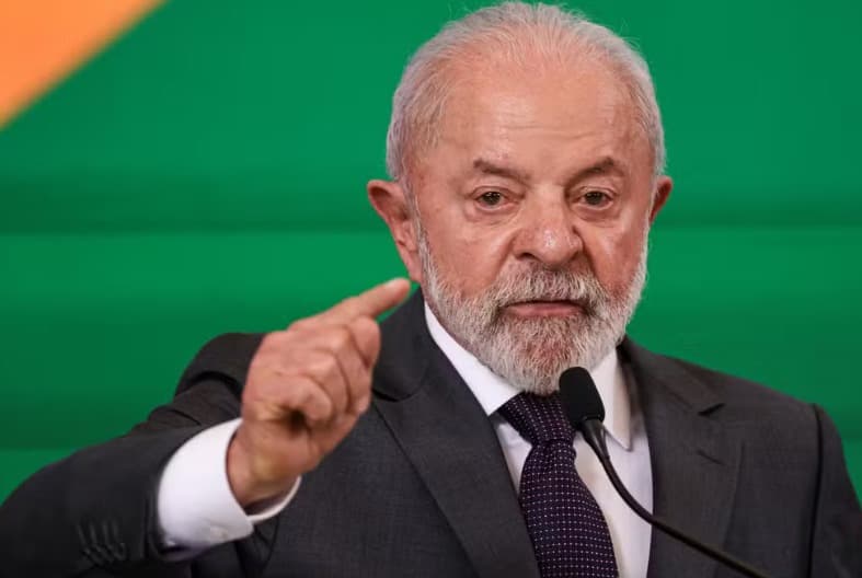 Flávio Bolsonaro é lançado por Jair, mas aparece distante de Lula em novo Datafolha