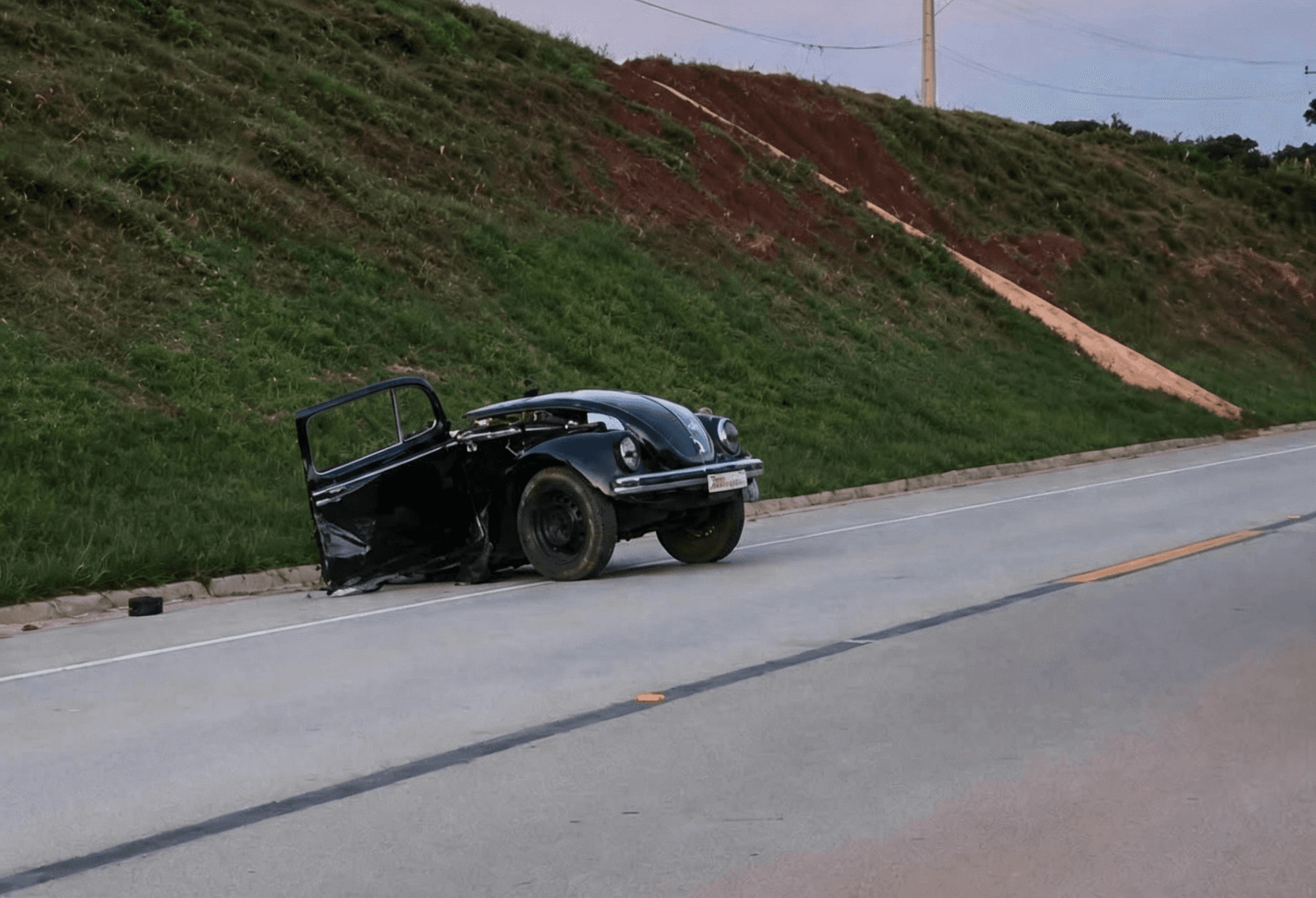 Veículo ficou totalmente destruído (Foto por Divulgação)