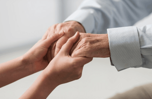 Pinhalzinho abre inscrições para famílias acolhedoras de pessoas idosas e adultos com deficiência (Foto por Freepik)
