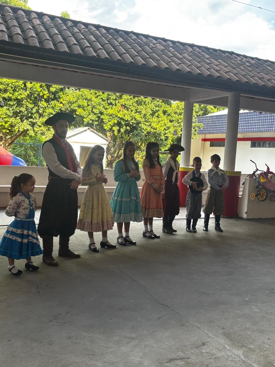 Invernada Mirim do CTG Galpão da Tradição apresentou danças tradicionais às crianças (Foto por ASCOM)