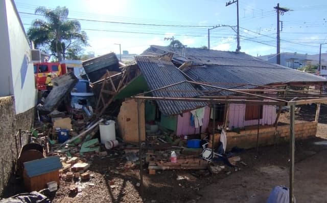 Caminhão atinge carros e residência em Xanxerê
