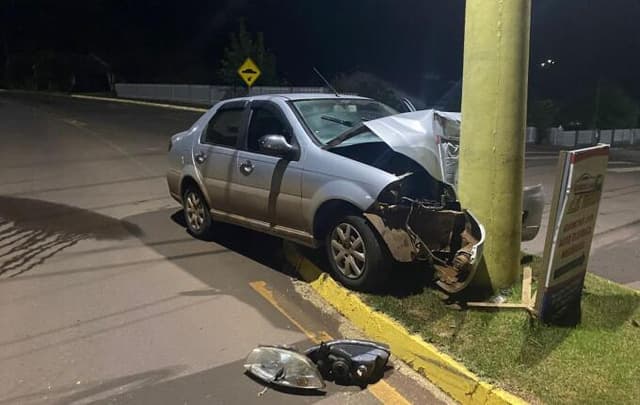 Condutor colide automóvel em poste