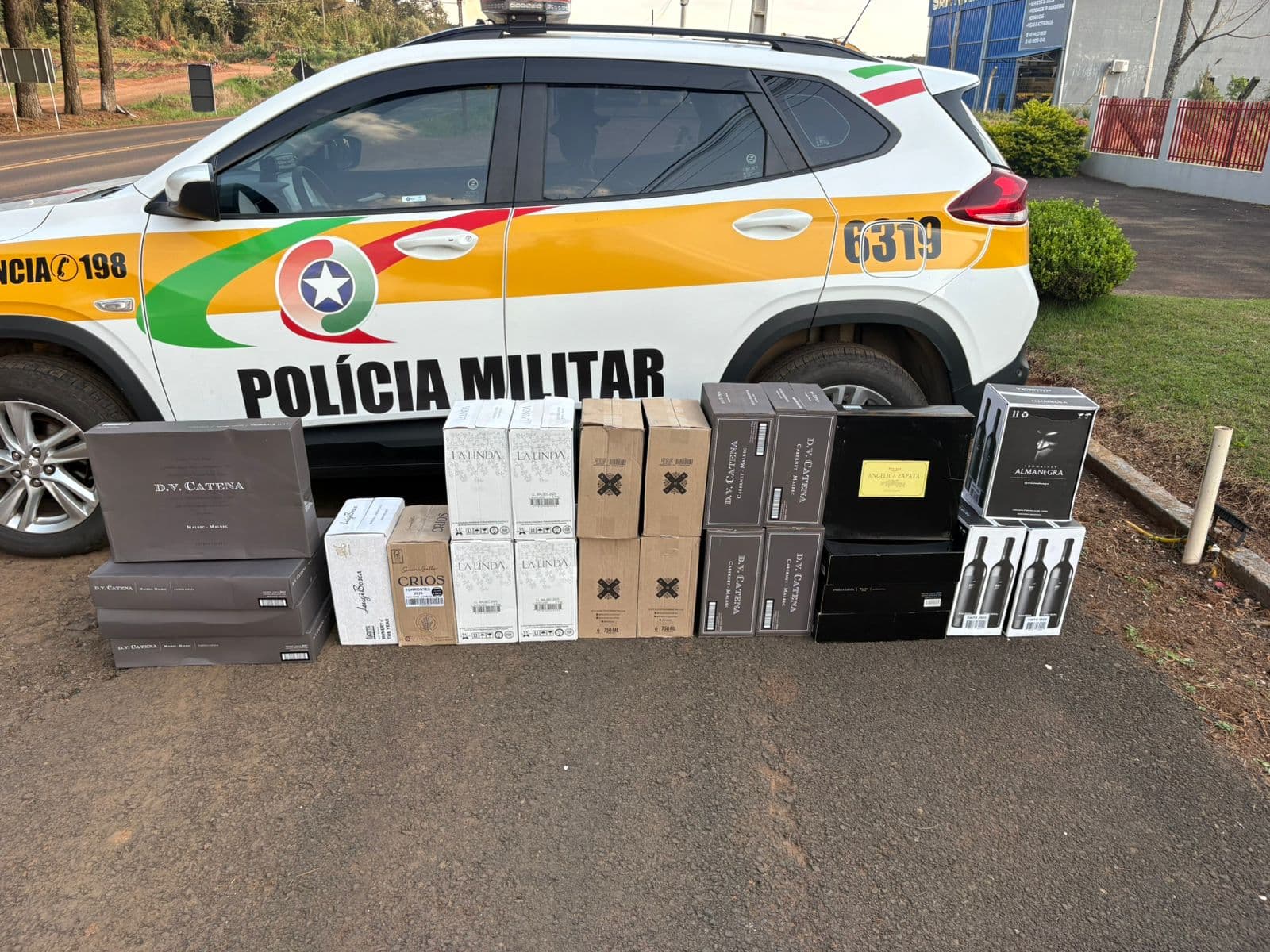 PMRv apreende 142 garrafas de vinho durante abordagem (Foto por PMRv)