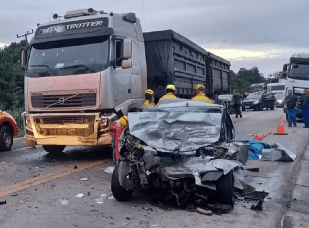 Colisão frontal ocorreu em trecho no município de Araquari (Foto por Corpo de Bombeiros)