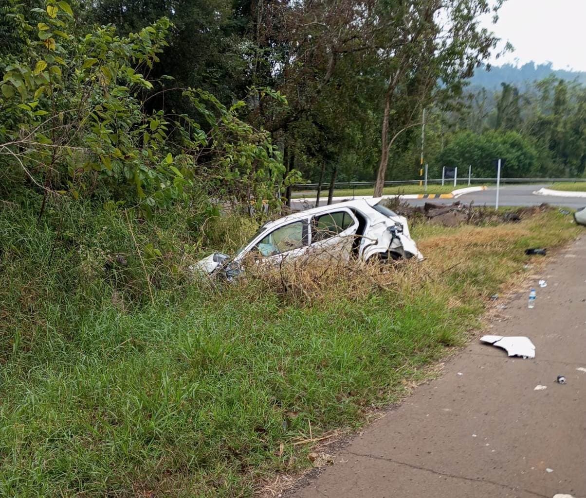 Motorista e passageiro ficaram feridos no acidente (Foto por Corpo de Bombeiros)