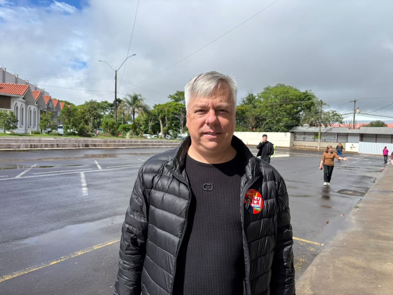 Deputado votou na manhã deste domingo (25), em Pinhalzinho (Foto por Henrique Paulo)