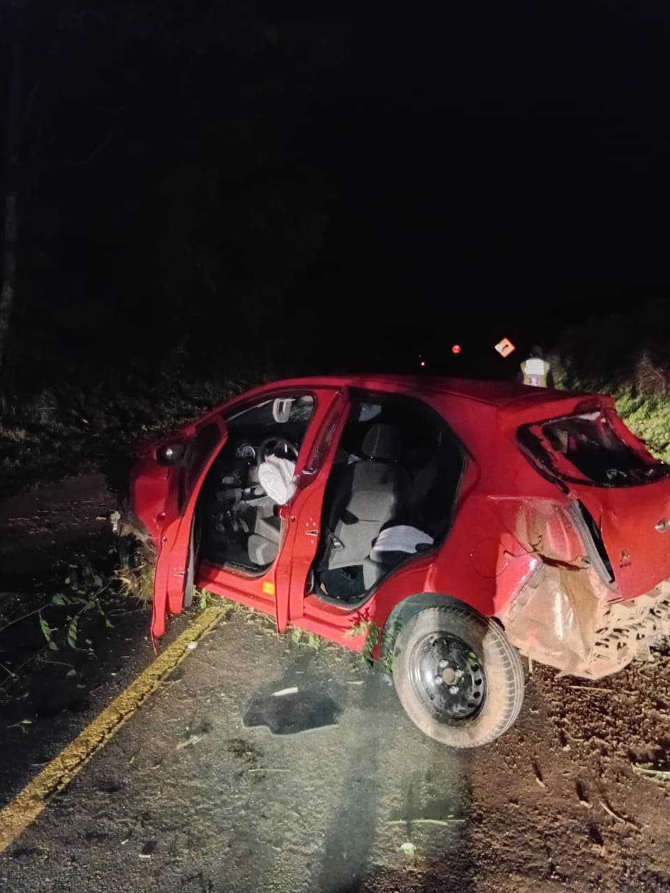 Carro sai da pista e atinge barranco durante a madrugada em Santa Helena (por Divulgação CBM)
