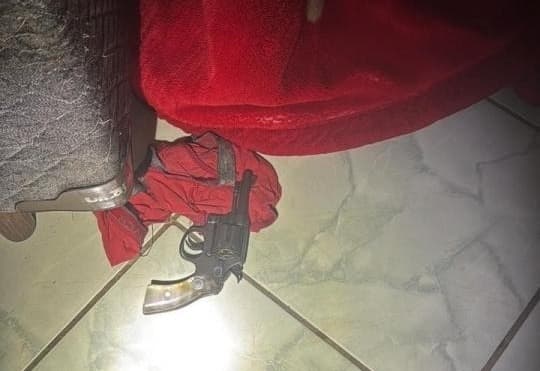Arma encontrada em casa (Foto por PM)