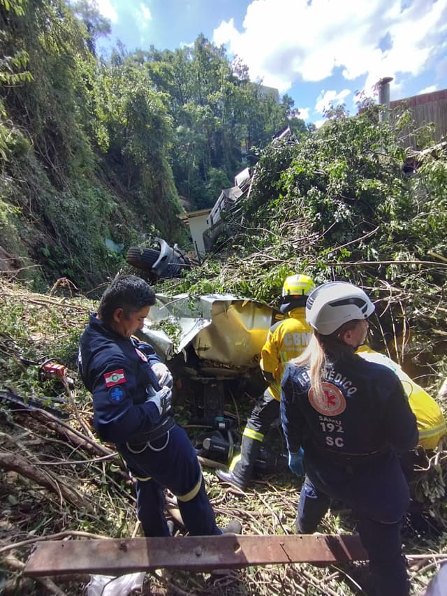 Caminhão atinge residência após queda em ribanceira no centro de Seara