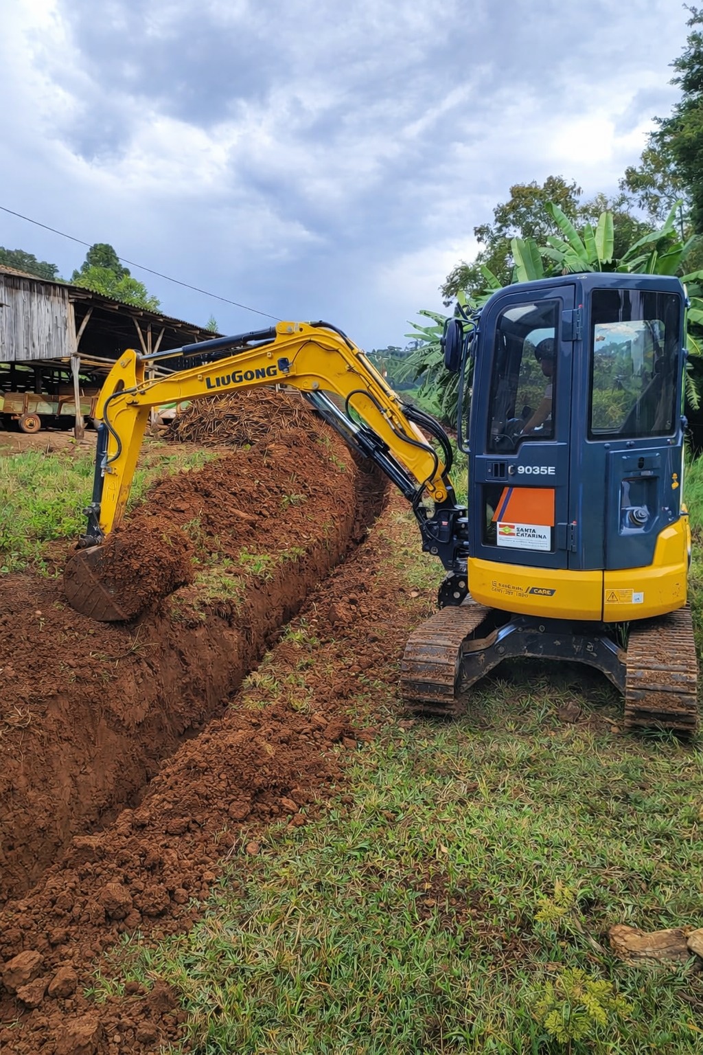 Modelo inicia obra histórica para abastecer famílias do interior