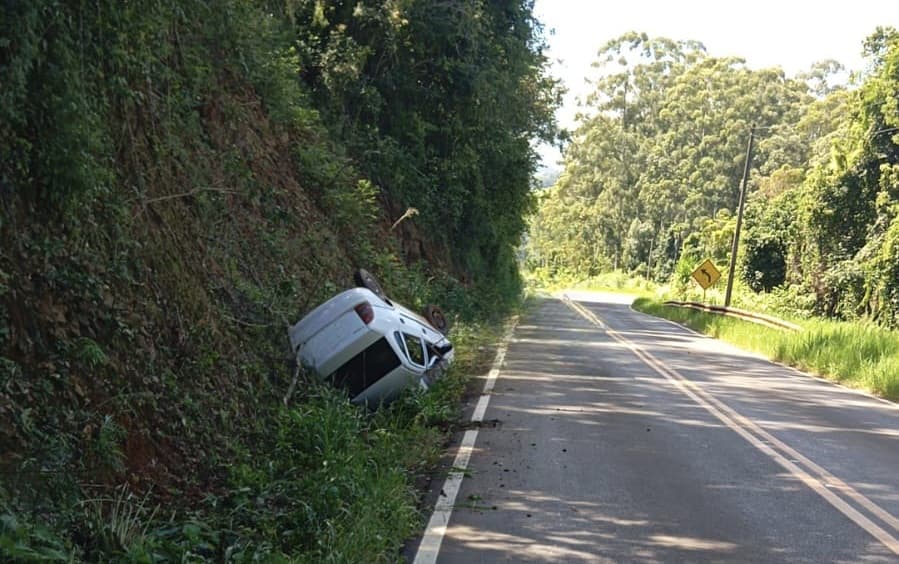 Carro estava às margens de estrada no Oeste (Foto por PM)