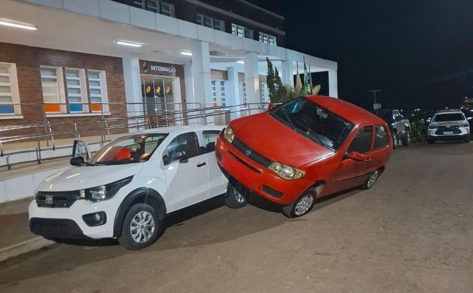 Palio acertou lateral do carro estacionado (Foto por Polícia Militar)