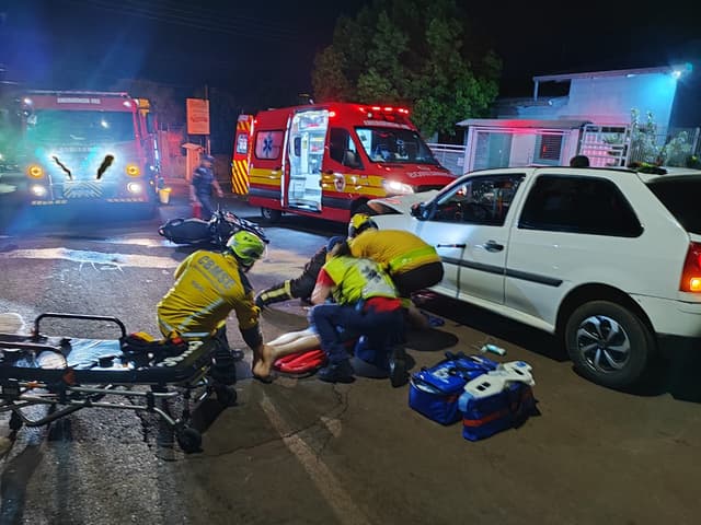 Motociclista “voa” sobre carro em colisão frontal e sobrevive