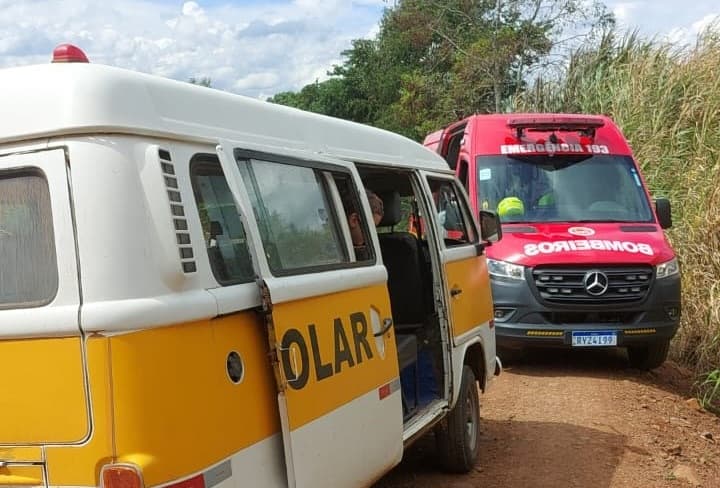 Incidente com meio de transporte escolar (Foto por Corpo de Bombeiros)
