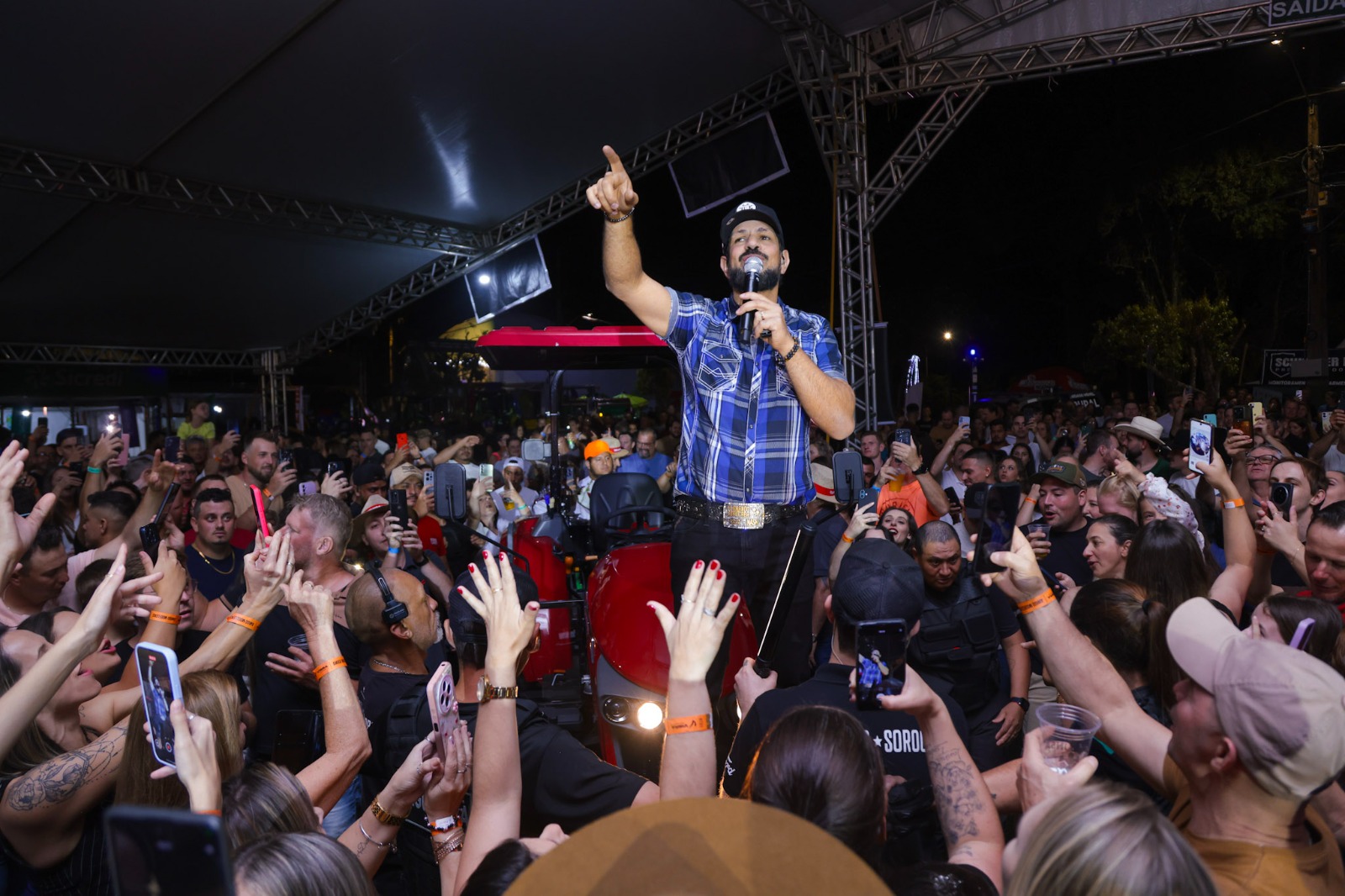 Show de Fernando e Sorocaba marca a Fepar 2025 como uma das maiores feiras de todos os tempos