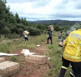 Caminhoneiro de Pinhalzinho morre em acidente; carga é saqueada