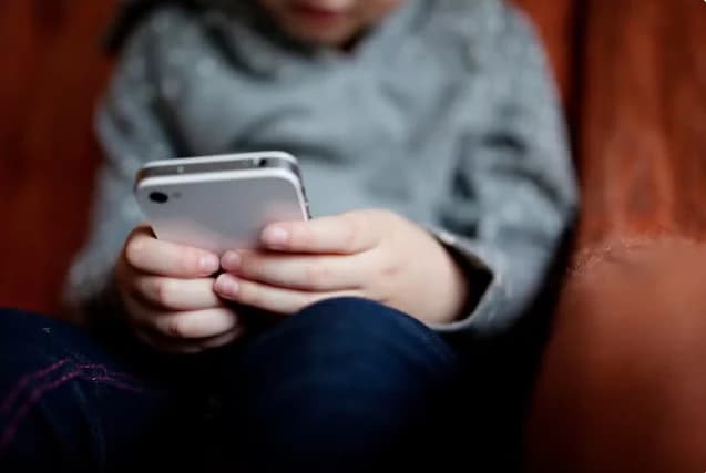 Pesquisa mostra que 82% são contra crianças de até 3 anos com celular (Foto por Reprodução/Internet)