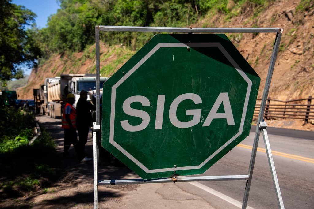 Intervenção ocorre ao longo do dia com bloqueios intercalados e orientação para uso de rotas alternativas (Foto por Divulgação)