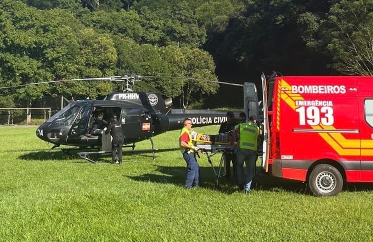 Homem sofre queda de cinco metros e é resgatado de helicóptero