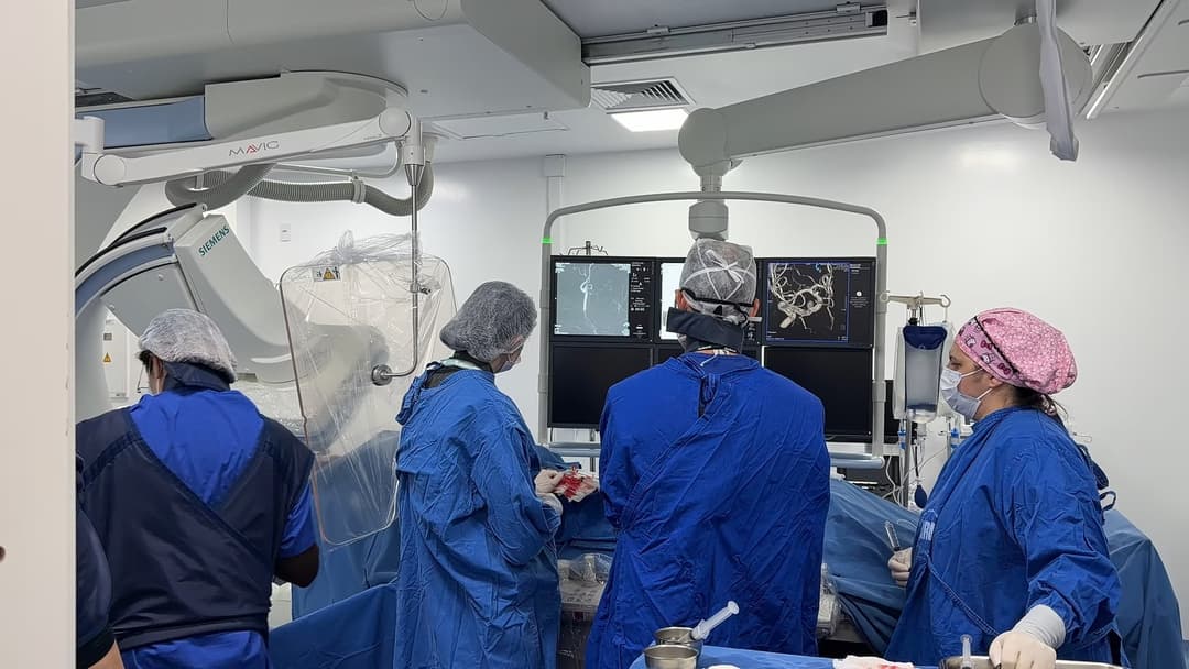 Primeira cirurgia neuroendovascular pelo SUS é realizada no Hospital Regional do Oeste