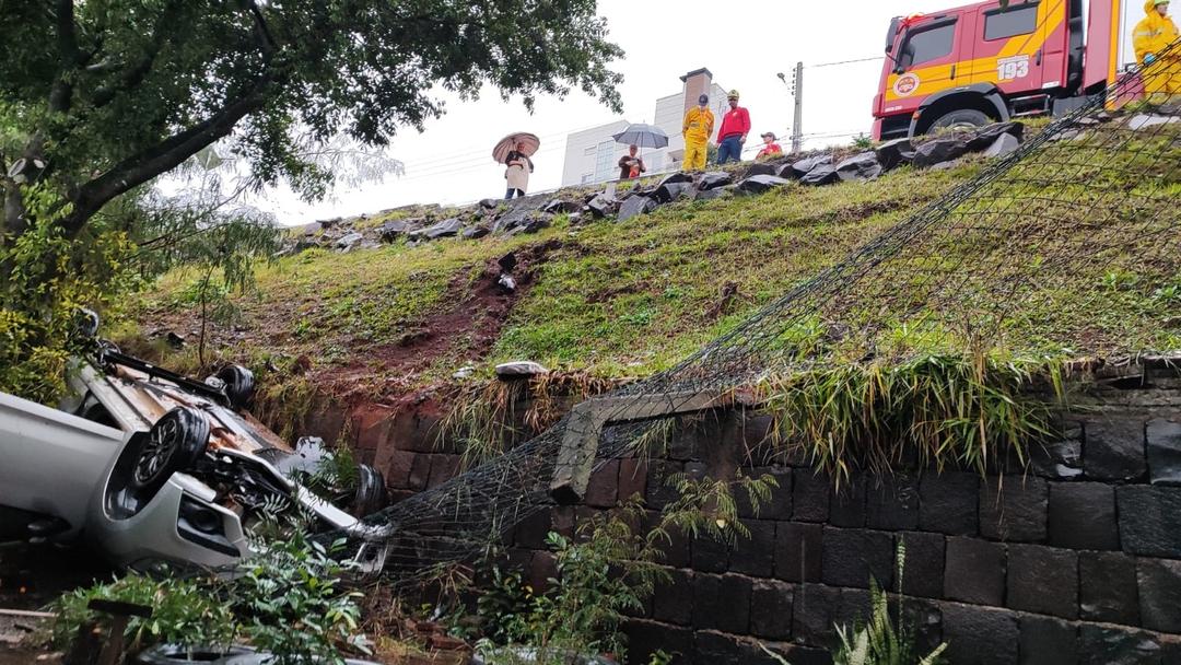 Carro de aplicativo cai em barranco e capota ao lado de unidade de saúde em Chapecó