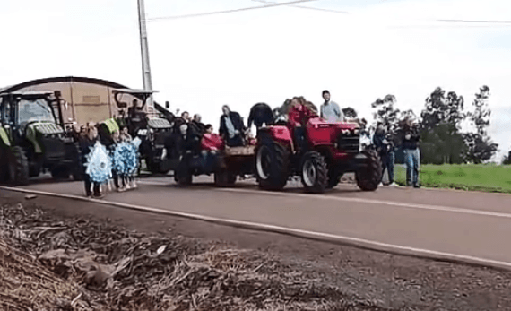 Tratores acompanham último adeus a agricultor que dedicou a vida ao campo